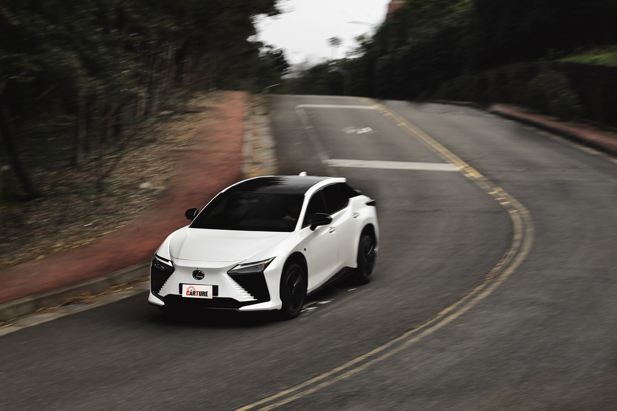 RZ 550e F Sport雖有408ps馬力，但正常踩踏並不會難以掌握的突兀加速反應。