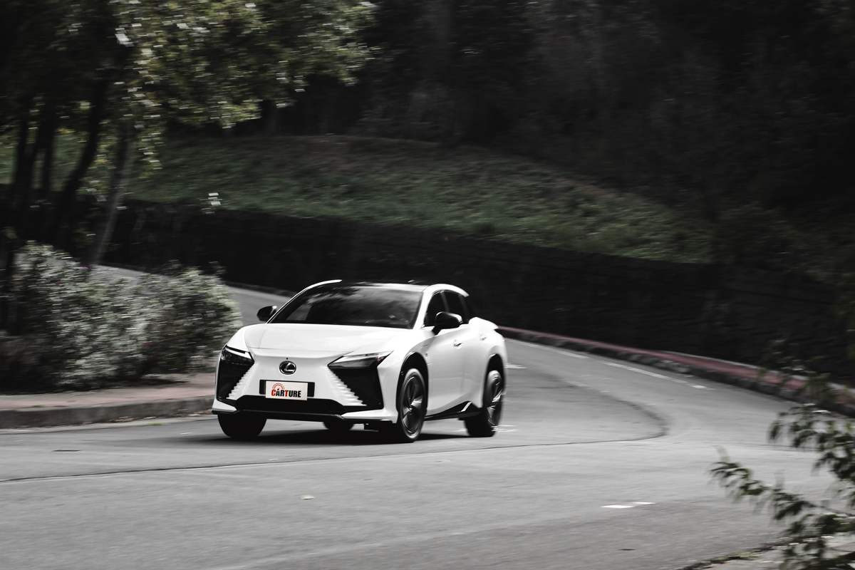 頻率感應式避震器能根據路面回饋頻率自動調整阻尼，提供穩定舒適乘坐感受。