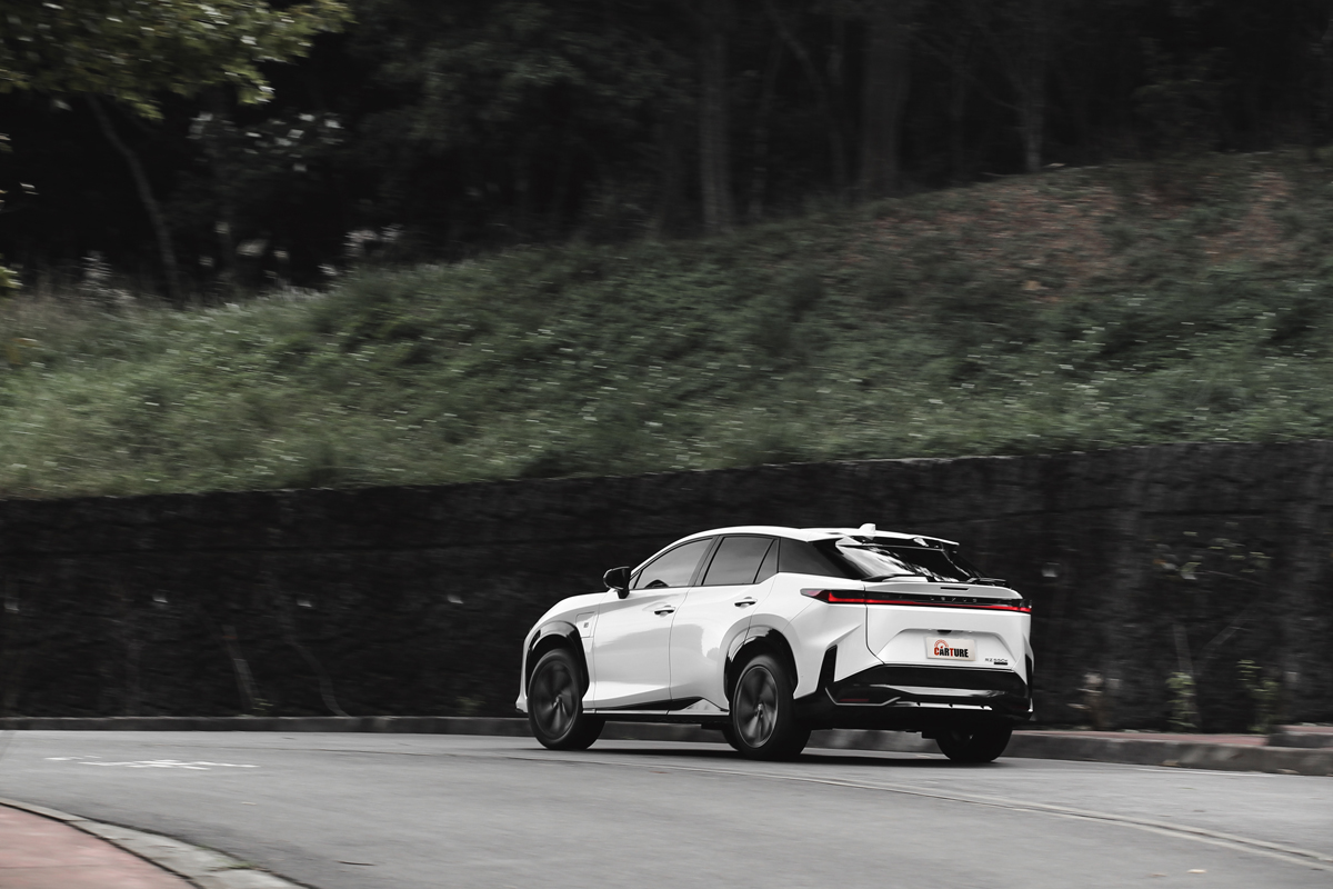 運動化懸吊調校和電池配置，RZ 550e F Sport在山路有著出乎意料的表現。