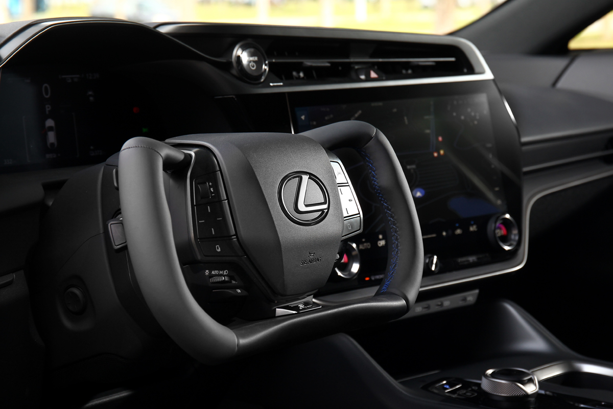 運動化造型方向盤轉向角度左右僅半圈而已，市區迴轉或山路操駕都不會手忙腳亂。