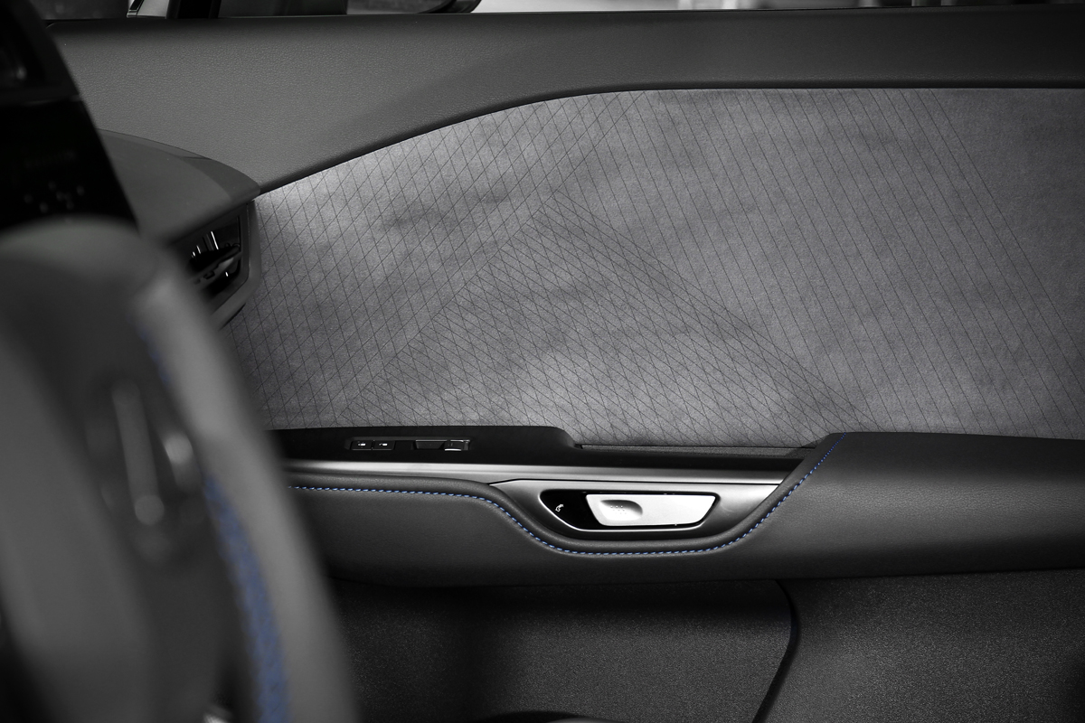 交錯斜線與幾何構設計麂皮門飾板帶來高質感氛圍。