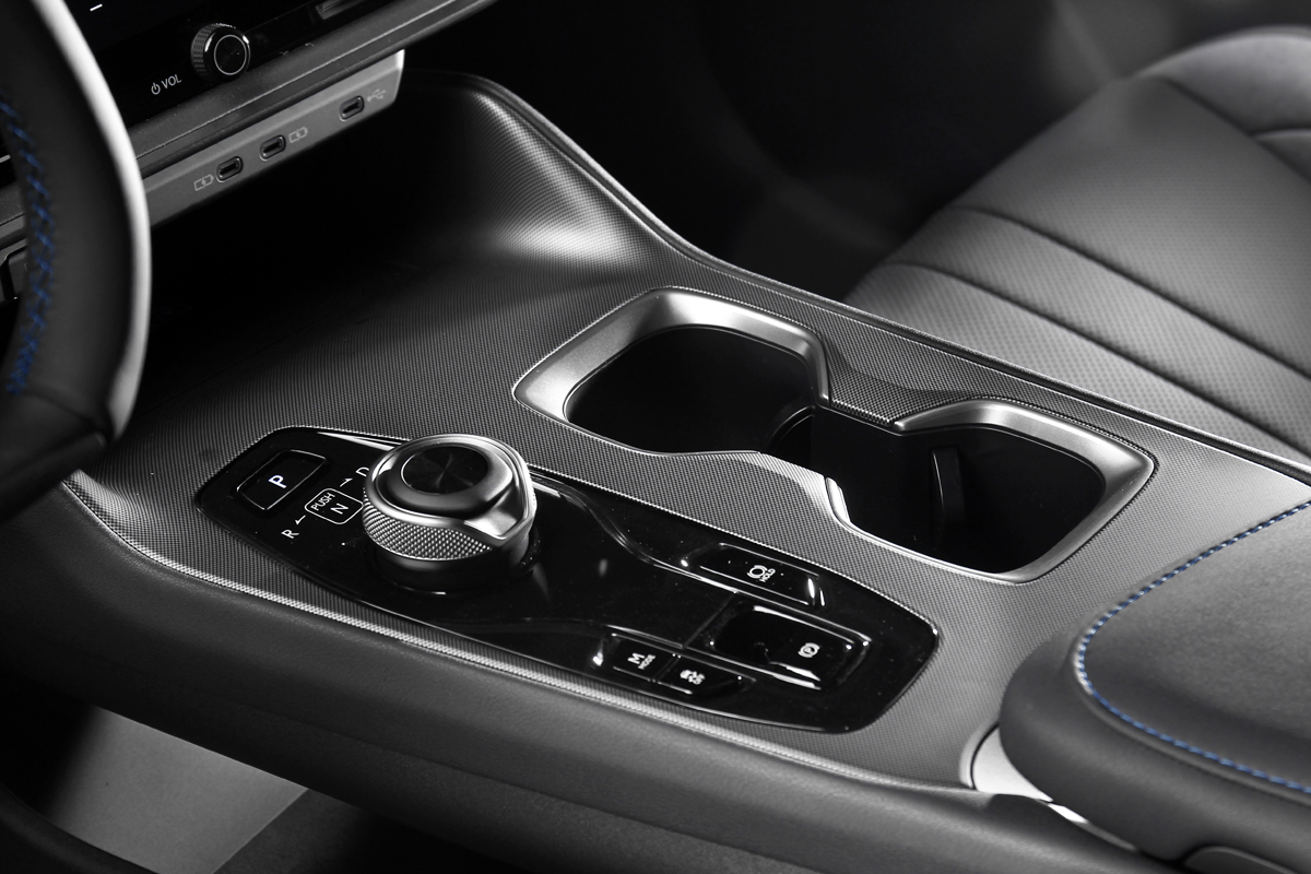 RZ 550e F Sport車型排檔座配置金屬飾板。