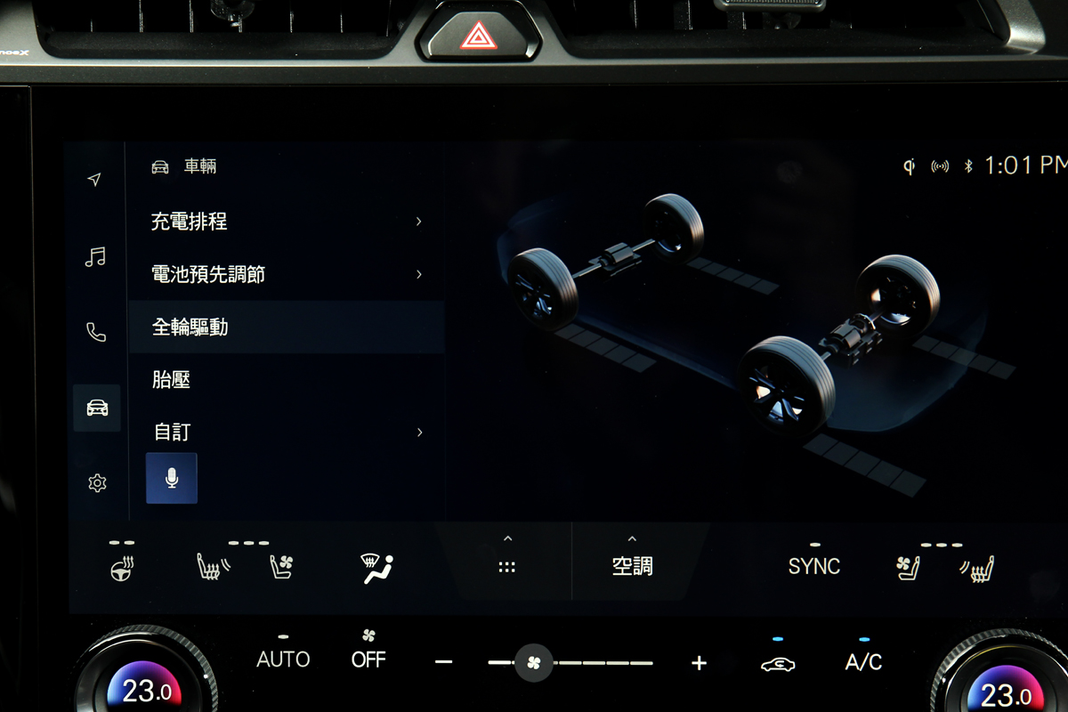 可從中控螢幕觀看四輪驅動狀態。