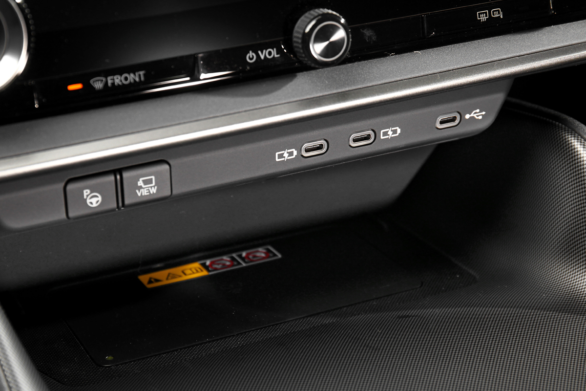 提供3組Type C充電孔和無線充電。