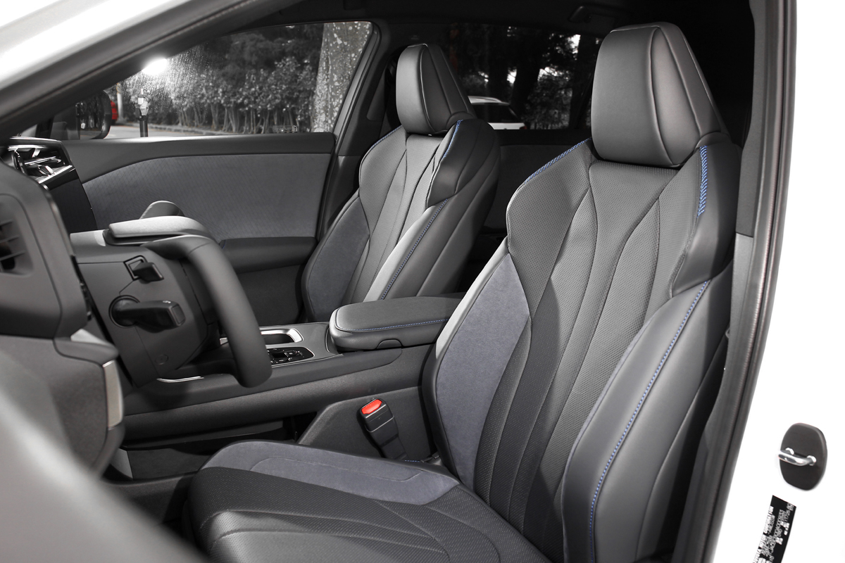 運動化座椅提供良好包覆性，並具備通風加熱功能。