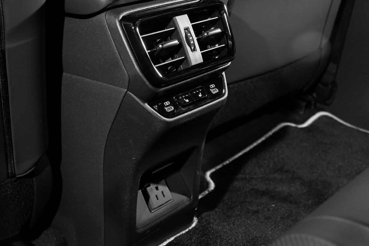 後座也有提供插座和Type C充電孔。