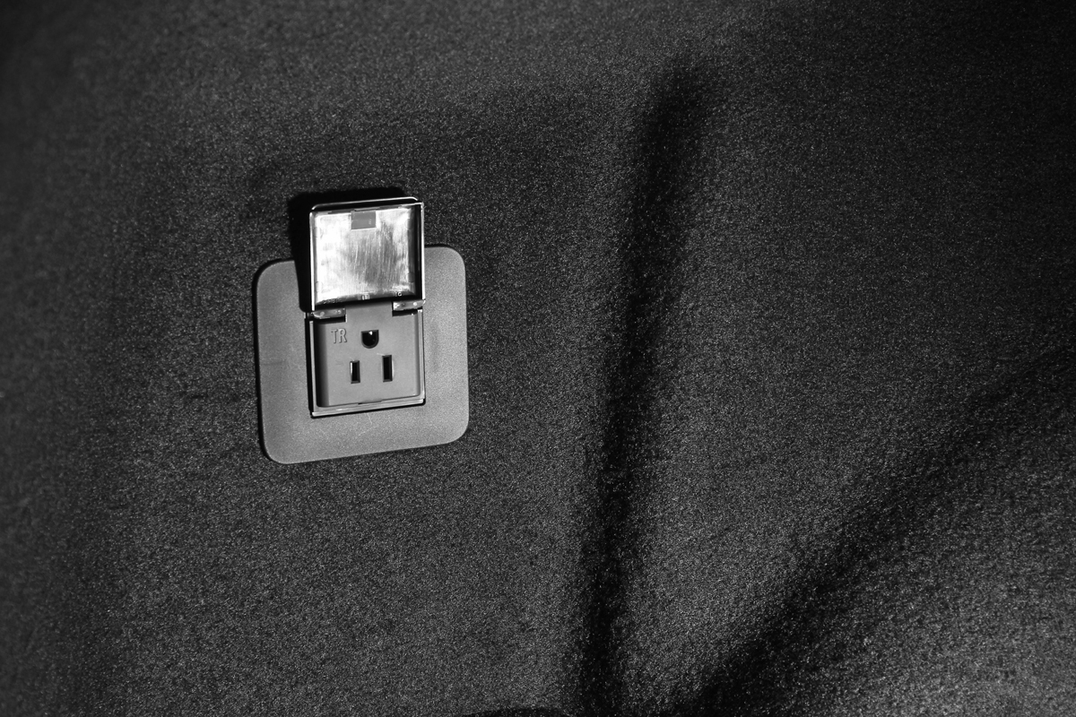 行李廂也有規劃插座。