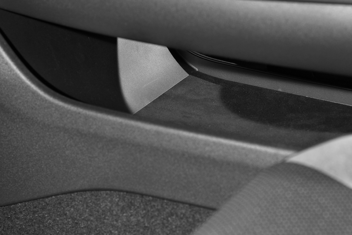 排檔座下方有規劃小型置物空間。