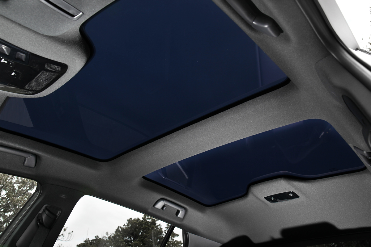 全景式天窗配備Auto Dimming玻璃調光功能。