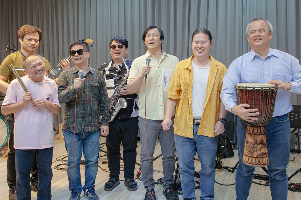【車勢星聞】蕭煌奇與全方位樂團開唱練團笑聲炸滿排練室。（圖：中國民國身心障礙者藝文推廣協會提供） 