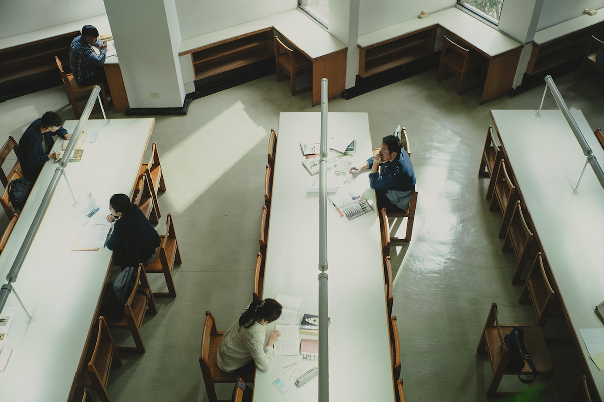 【車勢星聞】電影《深度安靜》張孝全、林依晨圖書館相遇片段首公開。（圖：風起娛樂提供） 