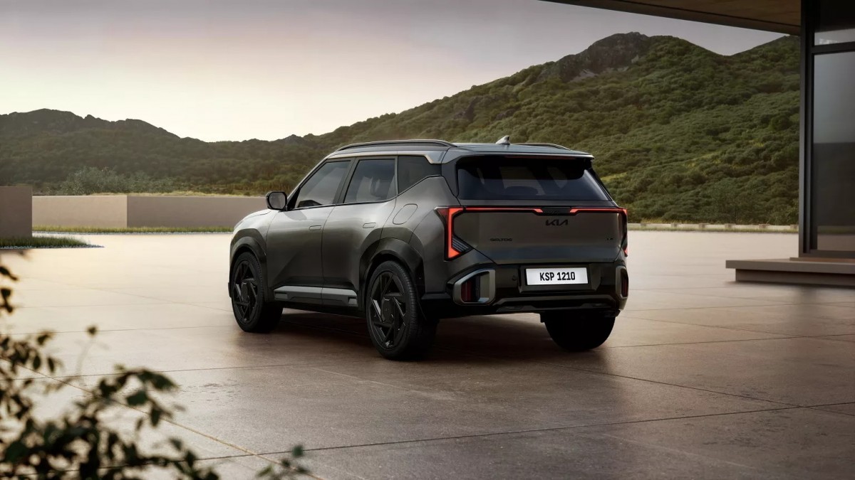 漂浮式車頂和全新傾斜的車側線條，則讓整體輪廓更具張力。