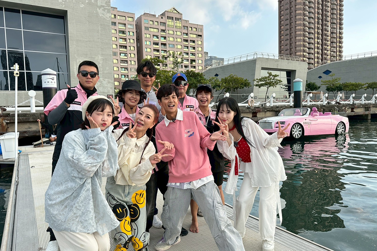 【車勢星聞】《綜藝新時代》搭超跑遊艇，造價3億SHOW免費看。（圖：民視提供） 