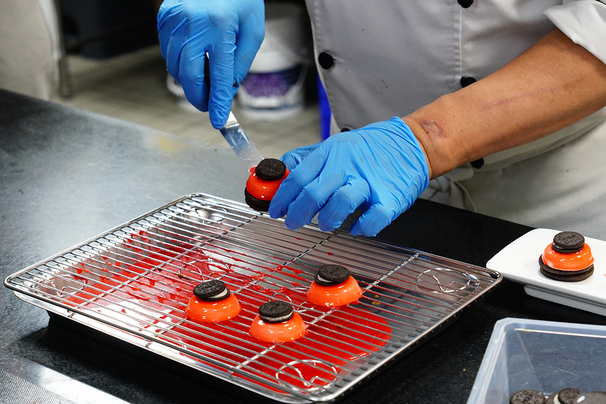 主廚示範製作「草莓優格起司慕斯」。