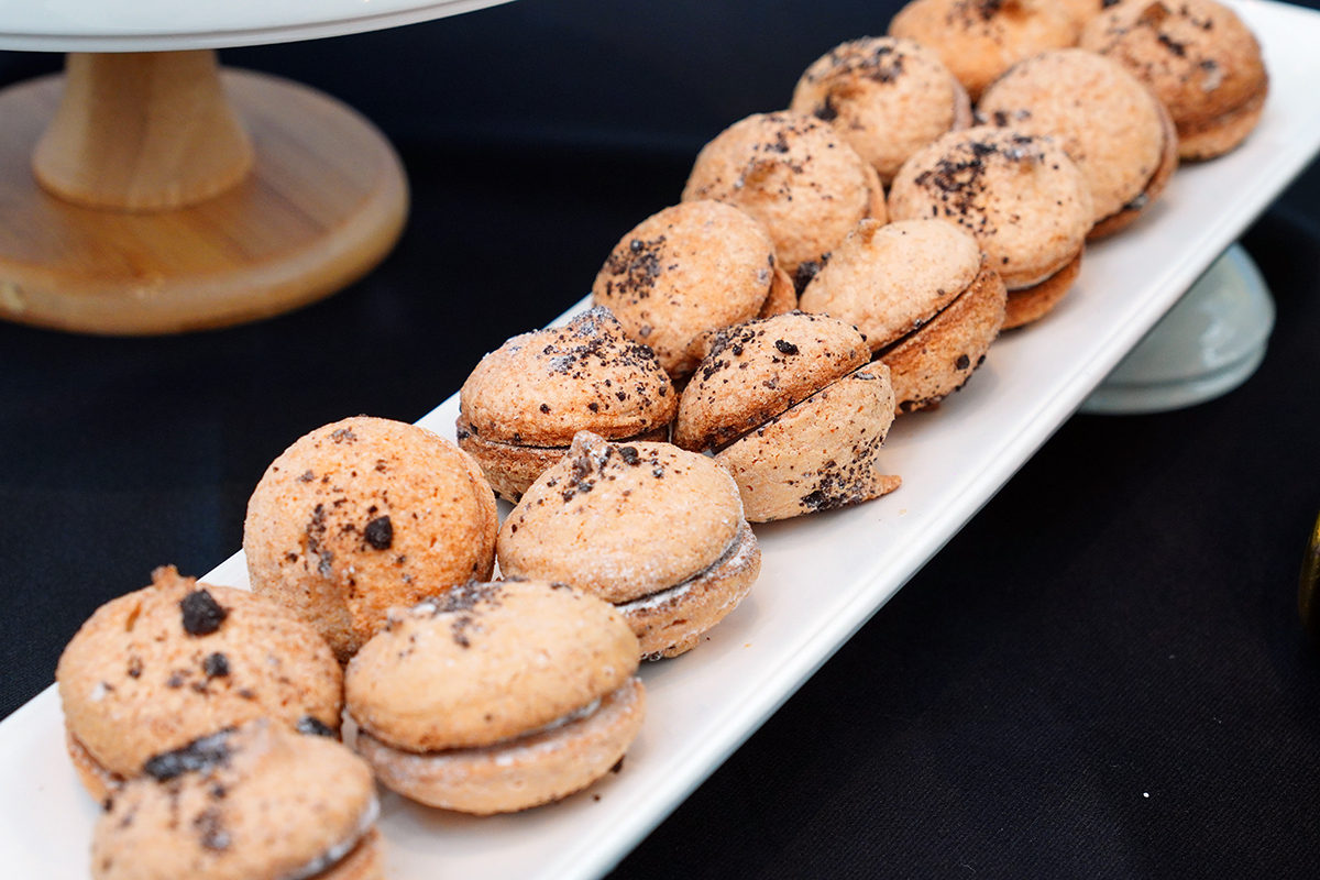 「達克瓦茲 OREO」在達克瓦茲的堅果香氣之上融入 OREO 巧克力碎片，為蛋糕體增添色澤與濃郁可可香。