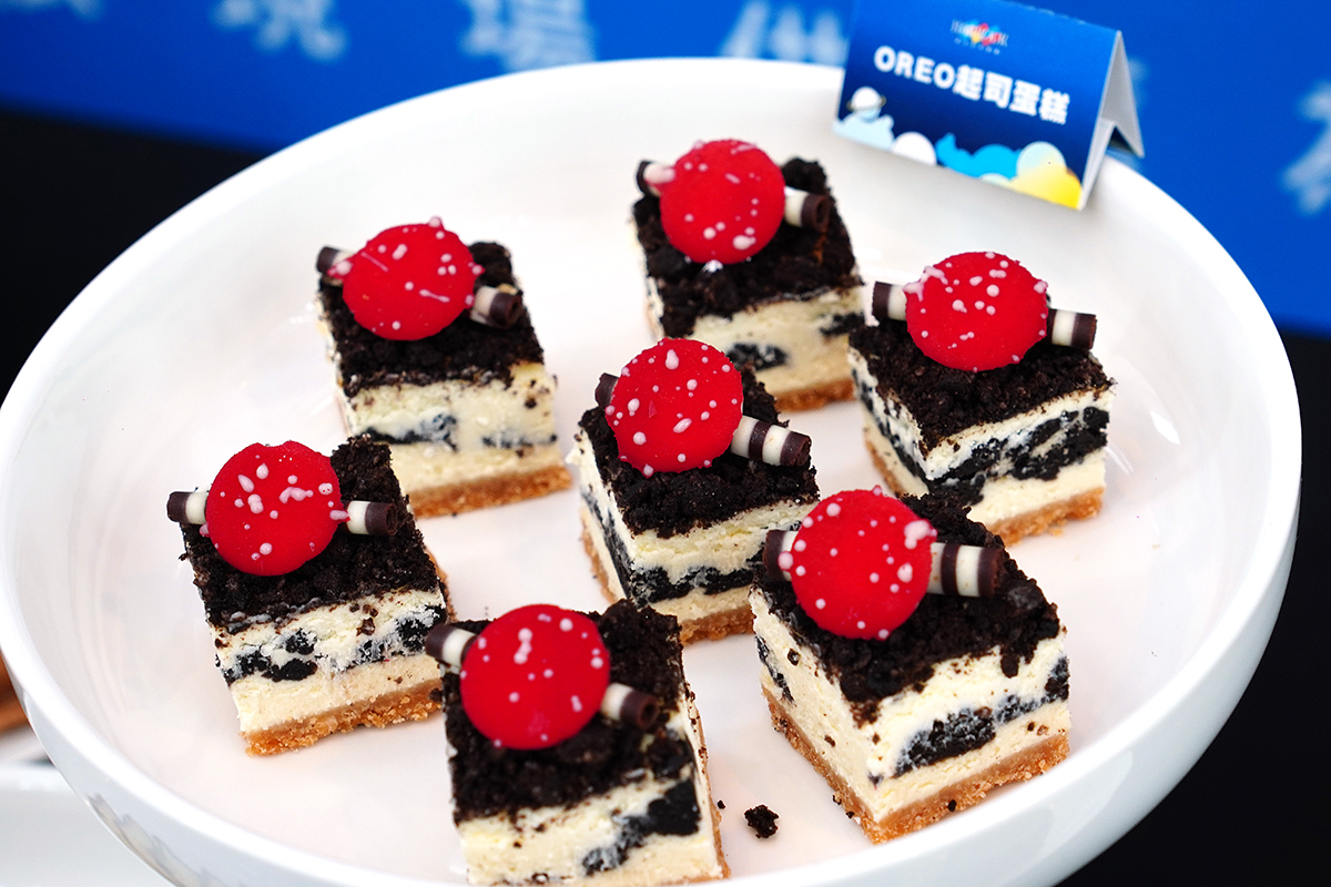 「OREO 起士蛋糕」在蛋糕基底與內餡中使用 OREO 餅乾，再夾入餅乾碎塊，打破傳統起司蛋糕的單一層次。