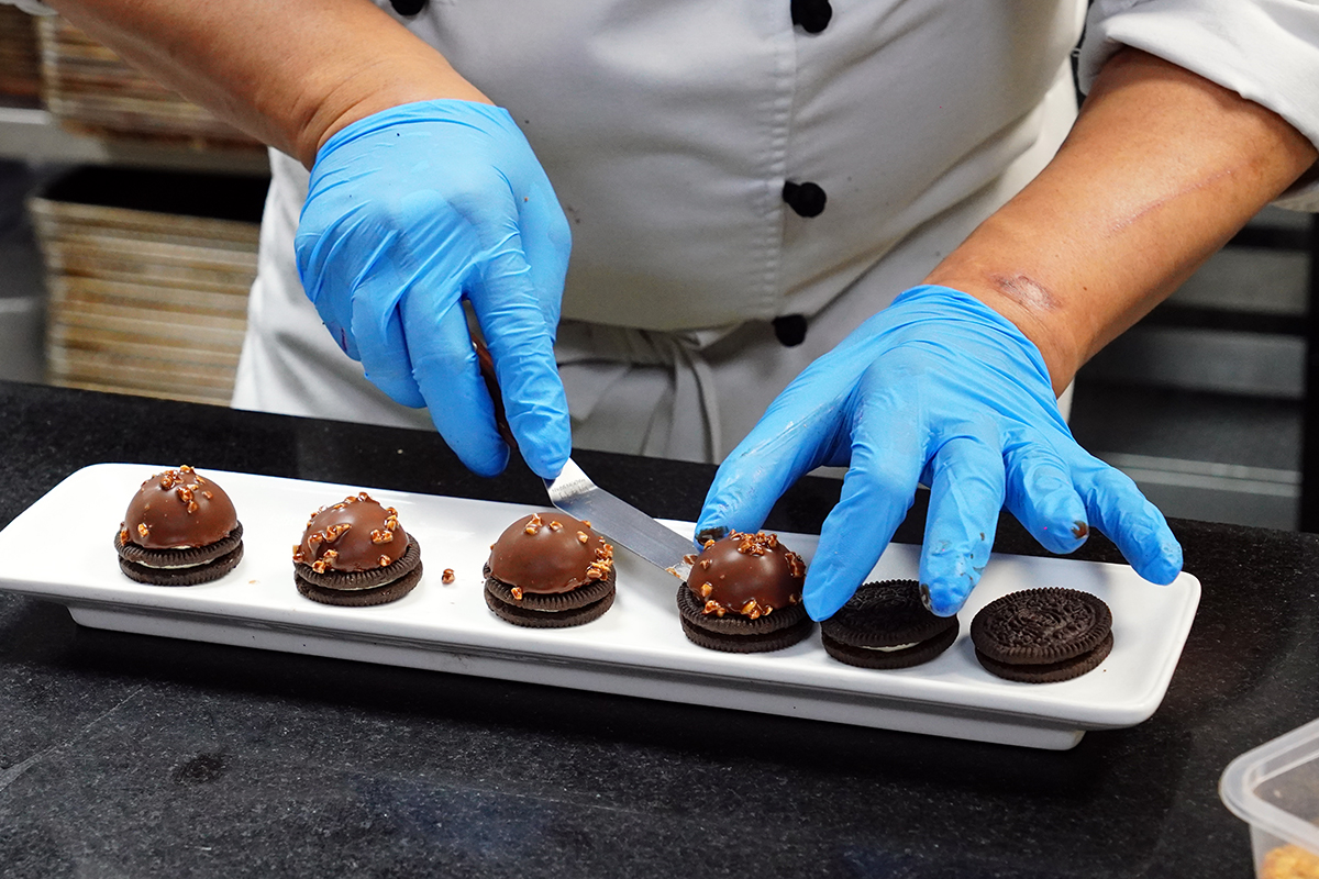 主廚示範製作「榛果巧克力 OREO」。