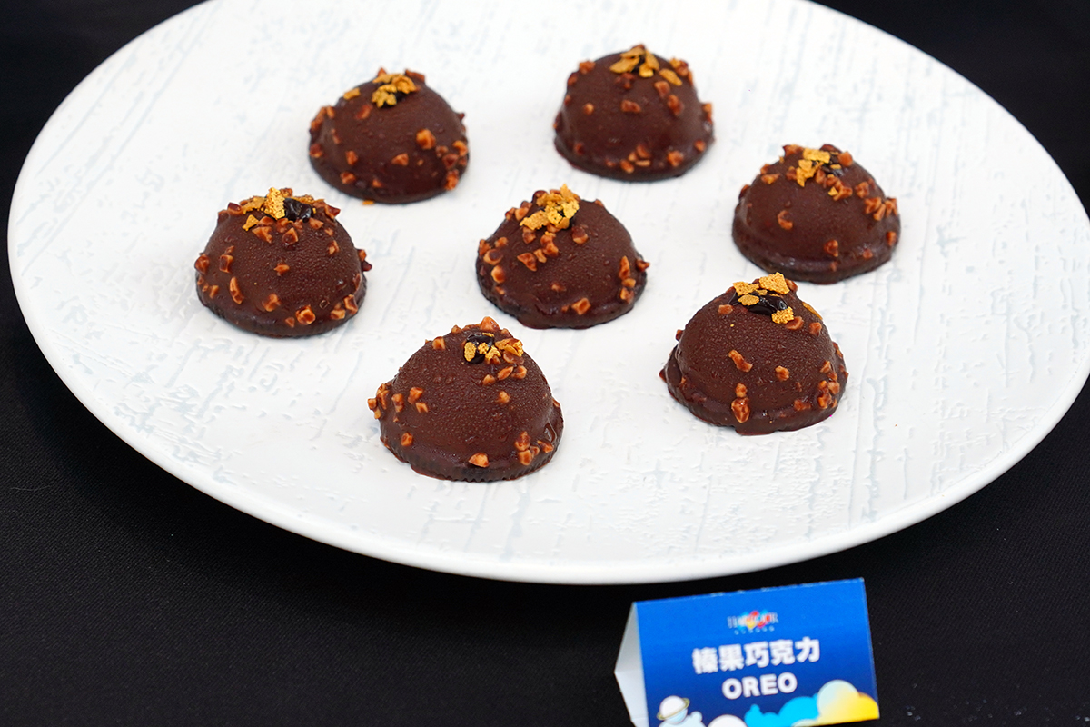 「榛果巧克力 OREO」靈感來自頂級奢華榛果巧克力，混入碎狀 OREO 與榛果脆片，在柔順間點上酥鬆層次。