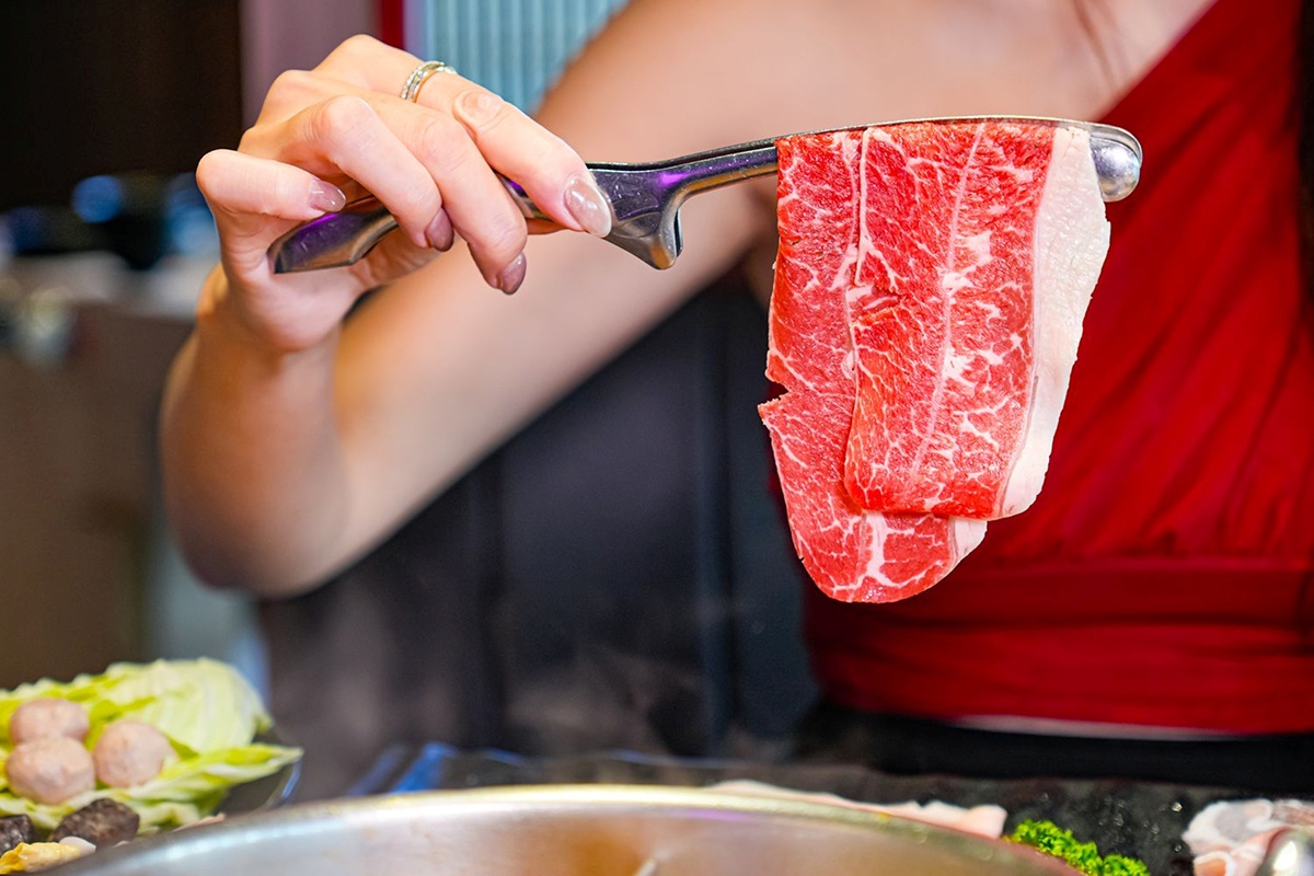 「肉之間大盤肉幸福鍋物」古亭店慶開幕，限時三天免費升級大盤肉。（示意圖：品牌提供）