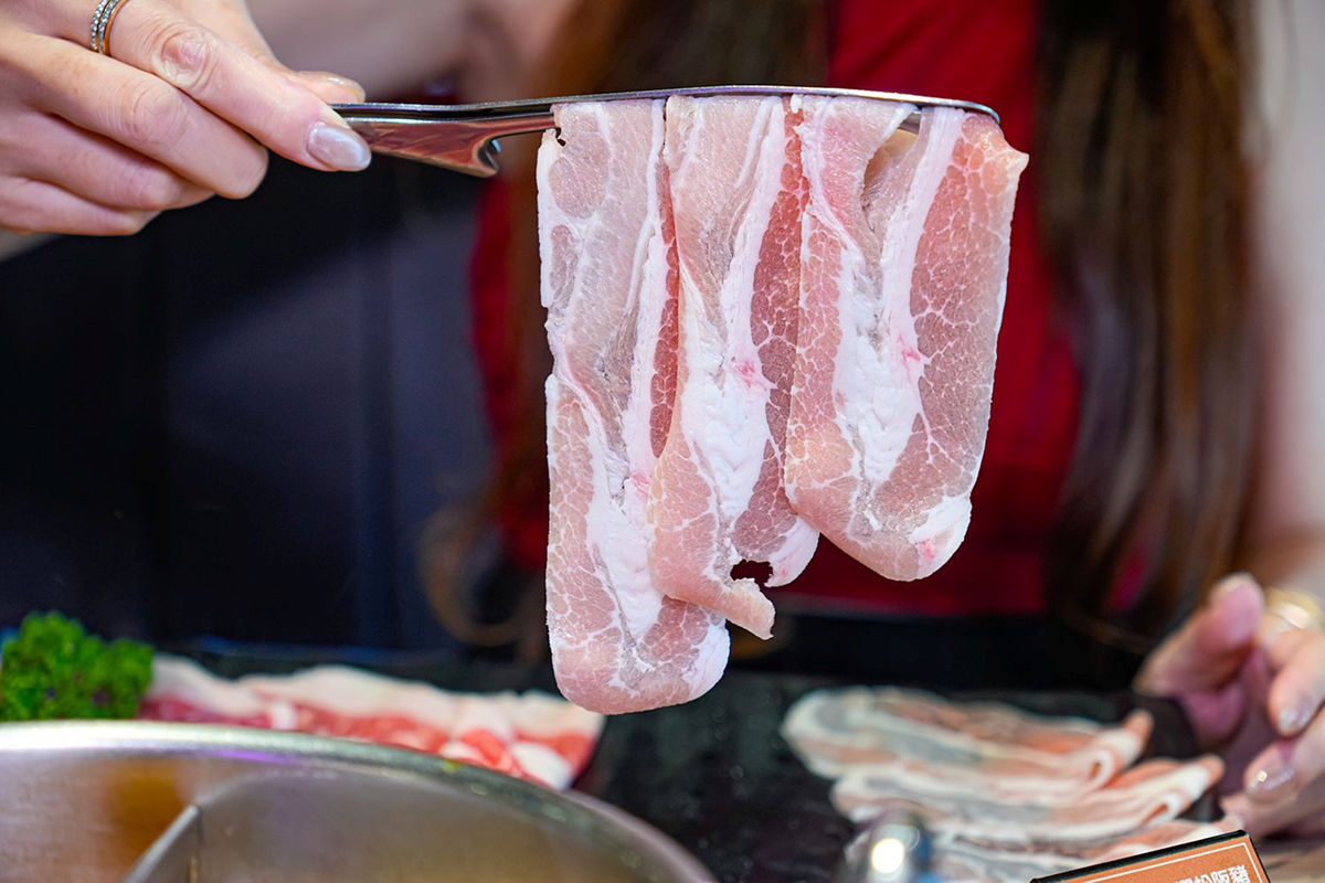 「肉之間大盤肉幸福鍋物」古亭店慶開幕，限時三天免費升級大盤肉。（示意圖：品牌提供）