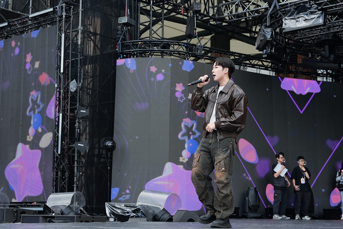 【車勢星聞】新北歡樂耶誕城巨星耶誕演唱會彩排首日現場直擊。（圖：TVBS提供） 