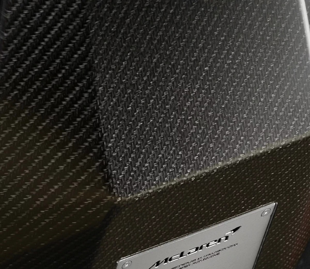 其碳纖維椅殼模仿了McLaren超級跑車的淚珠狀輪廓。