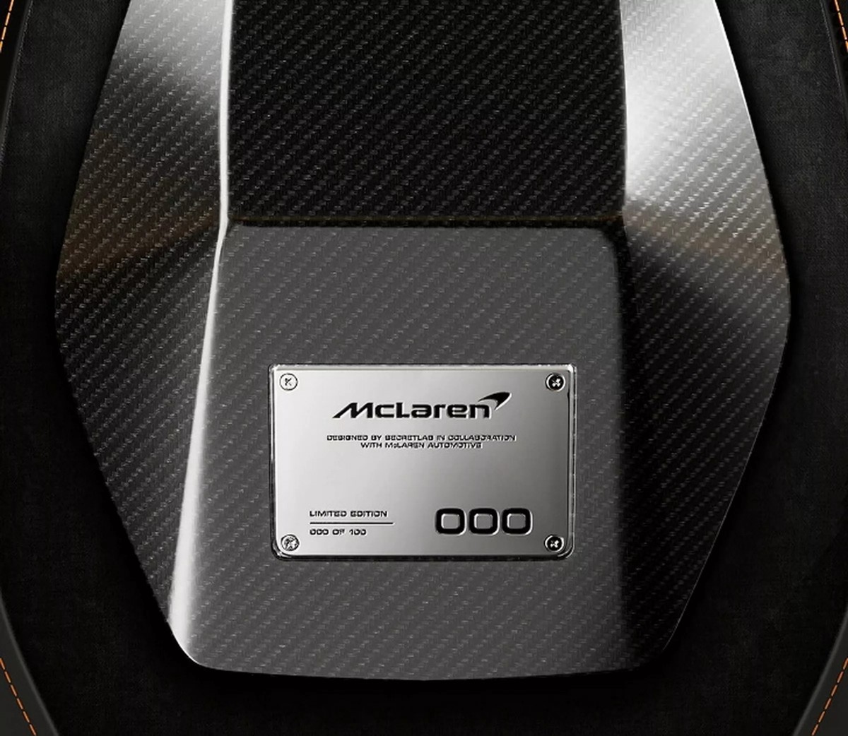 椅殼採用了真正的碳纖維材質，並在後方鑲嵌了帶有編號的限量徽飾。