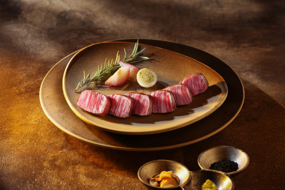 阪前推出日本和牛巔峰「黑樺牛」，藝奇火焰和牛免費升級。（示意圖：品牌提供）