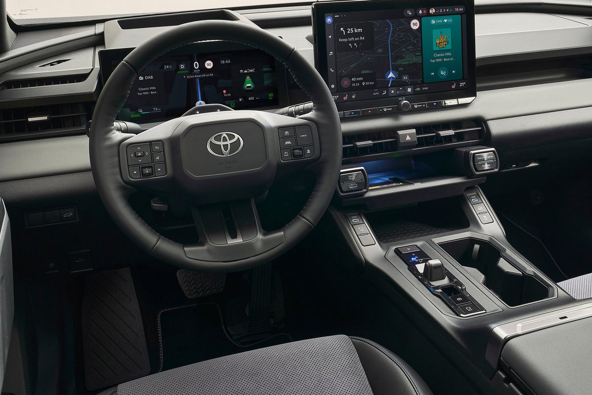 配備12.3吋數位儀表、12.9吋中控螢幕。