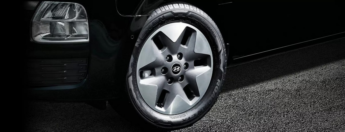 這次改款的核心重點其實在於內在科技的提升與行路質感的優化，讓這台科幻感十足的廂型車在實用性上更趨完善。