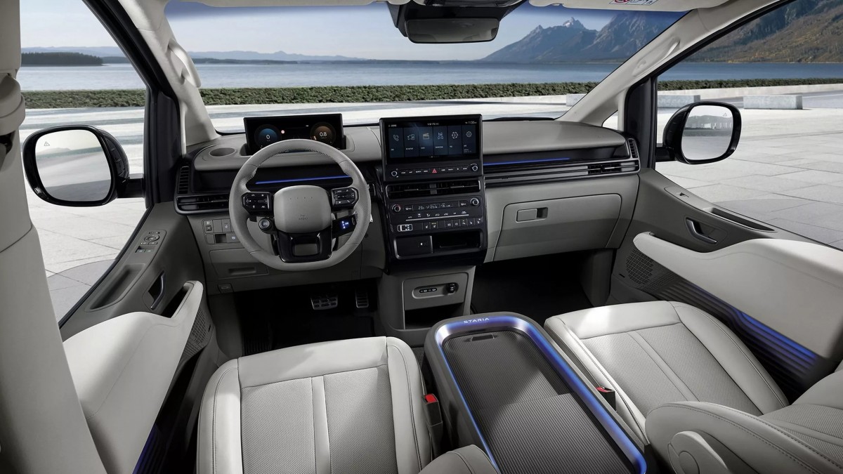 駕駛前方的數位儀表板以及中央資訊娛樂螢幕，同步由原先的10.25吋升級至12.3吋。