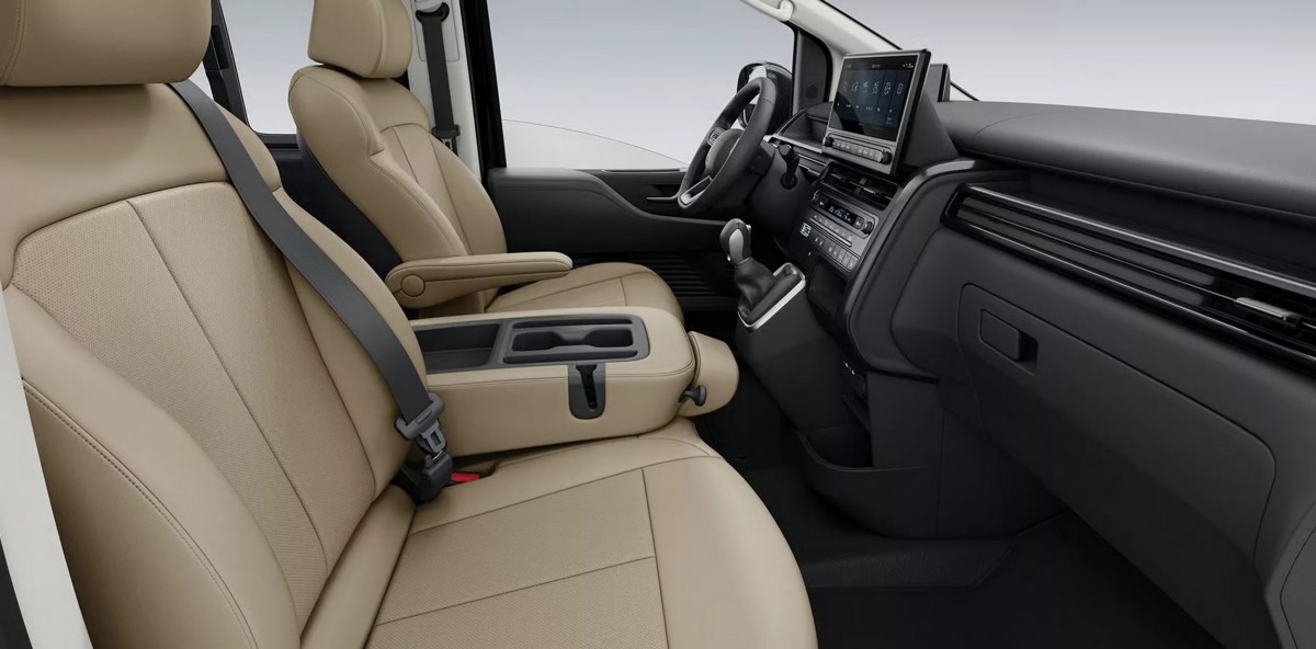 內裝的人體工學設計也經過調整，原本備受爭議的觸控式空調面板，在小改款後改回了更多實體按鍵。