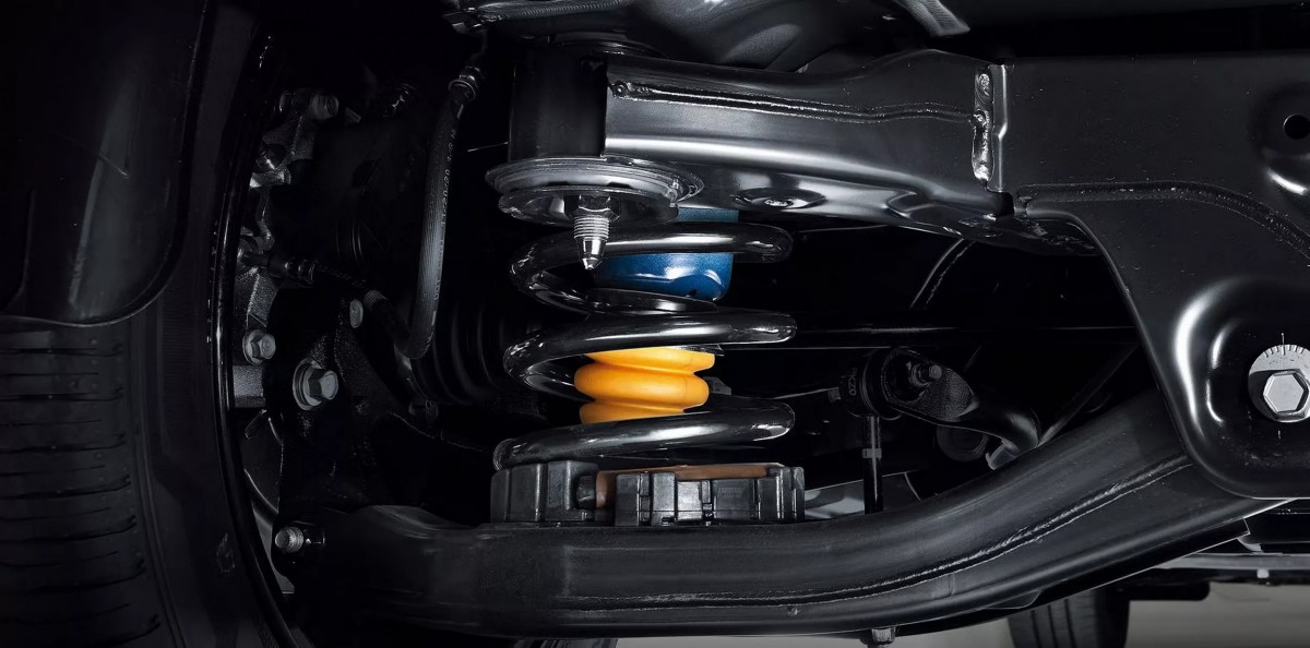 小改款Staria換上了重新調校的懸吊系統，並針對副車架襯套進行優化，頂級的Lounge車型更配備了液壓襯套。