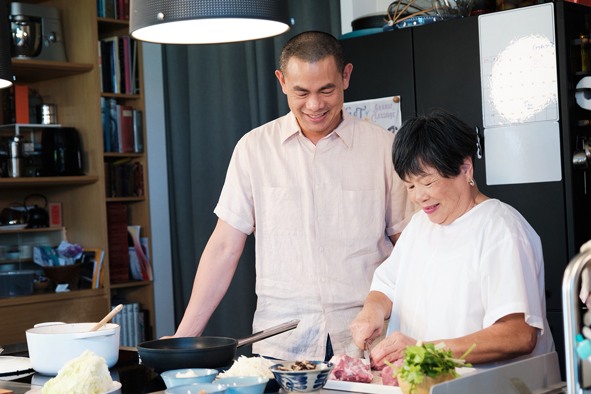 【車勢星聞】江振誠《暖廚家味》攜手媽媽熬「分享鹹粥」。（圖：TVBS提供） 