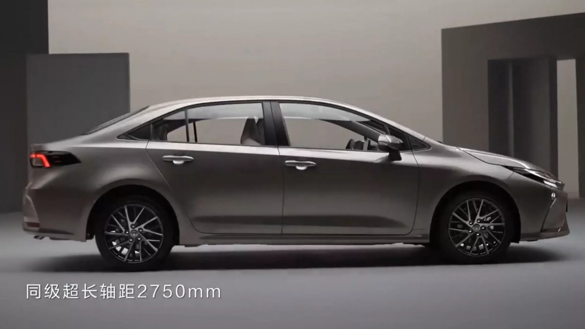 2,750 mm的超長軸距（較標準版增加50 mm），讓後座腿部空間甚至超越了過往的Avensis，直接挑戰更高一階的中大型轎車市場。