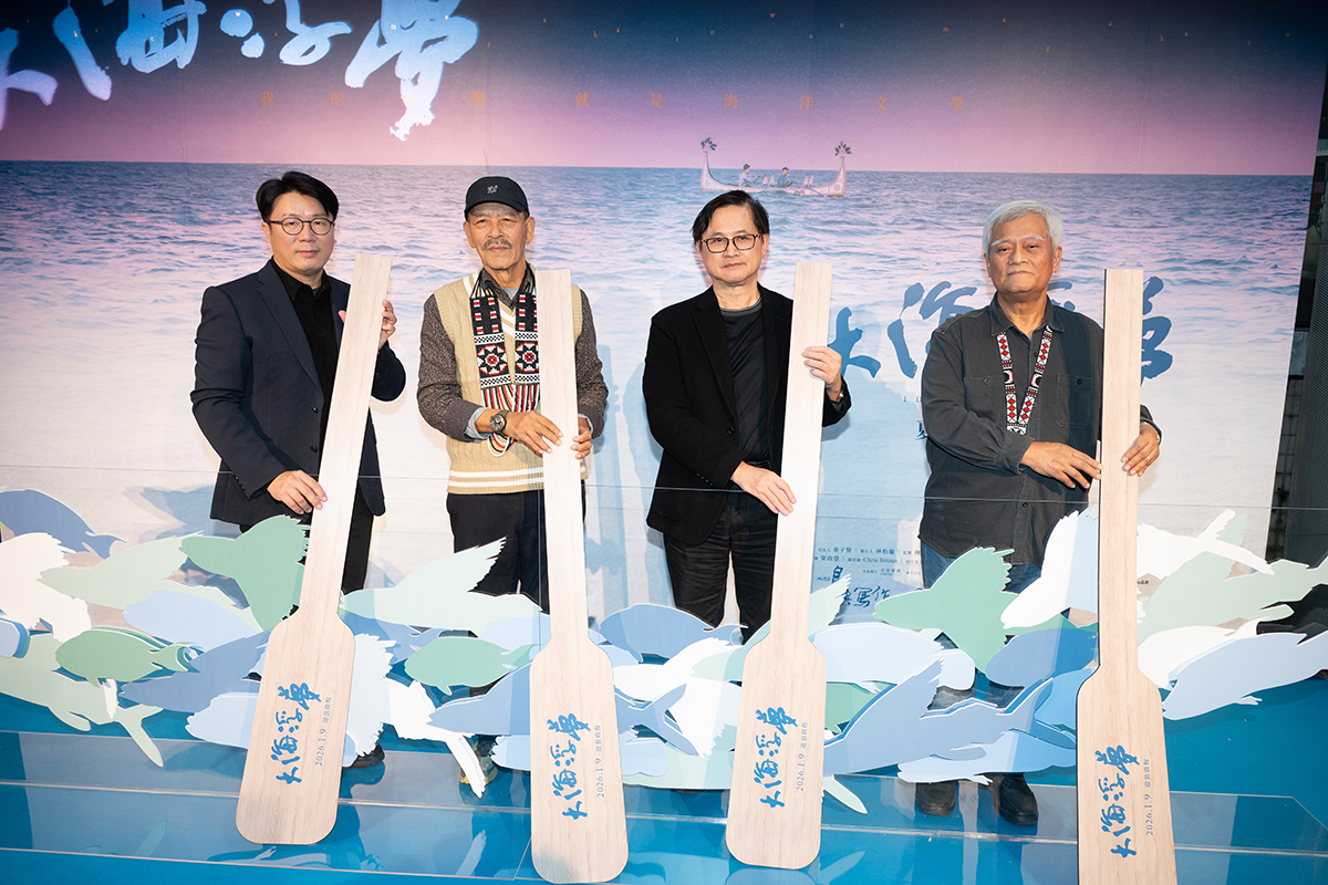 【車勢星聞】《大海浮夢》出品人童子賢(左起)、傳主夏曼・藍波安、導演周文欽、教授孫大川 划槳啟動「航向海洋文學之旅」(照片/目宿媒體提供）