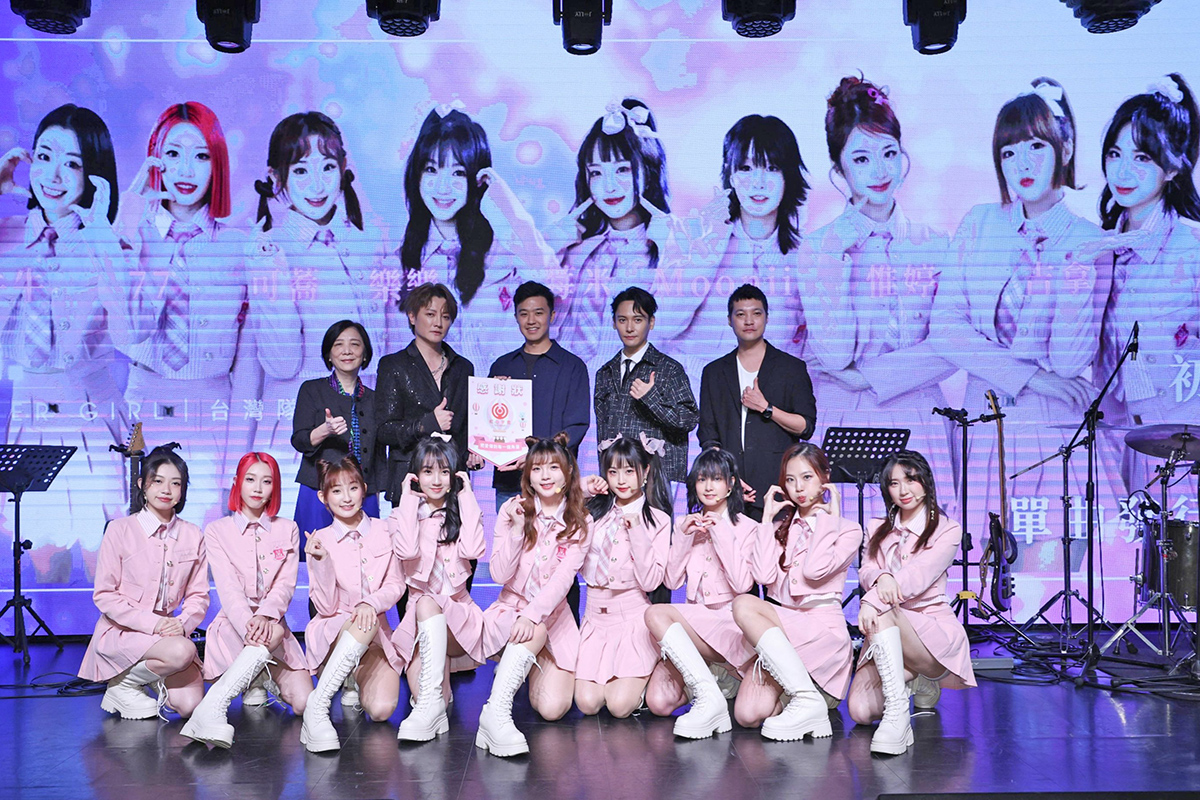 【車勢星聞】上排左起-紅心字會秘書長李顯文、金曲製作人阿沁、GIFTBACK執行長林其平、韓國傳奇男團 Click-B 主唱金泰亨、韓國勵齊女孩創辦人金泰汎,下排-L.C.G.勵齊女孩。(照片提供: 紅心字會)