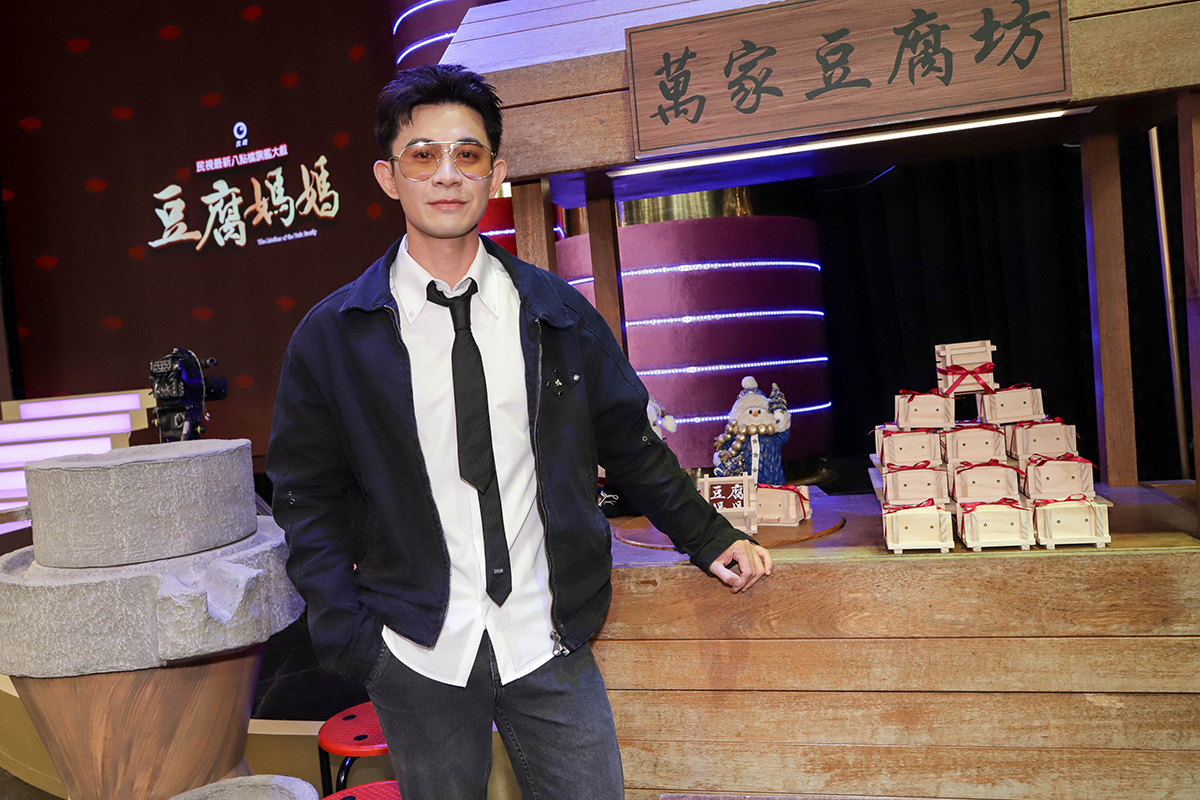 【車勢星聞】曾子益為《豆腐媽媽》學騎重機，第一次獻宮美樂「人生中最長的20秒」。（圖：民視提供） 