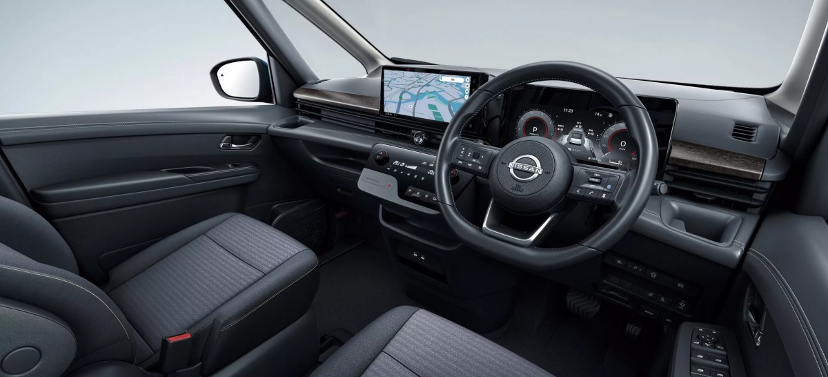 內裝搭載了雙12.3吋的大型整合式螢幕，大幅減少了實體按鍵的繁瑣感。