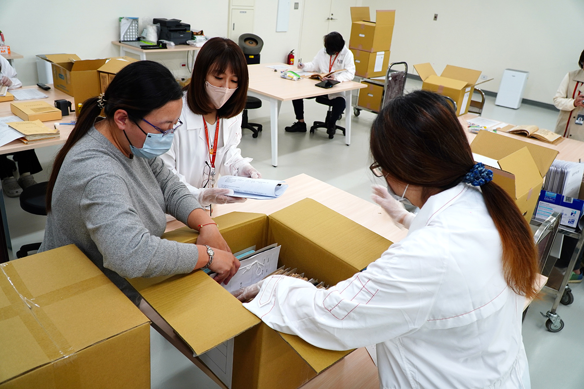 凡是將存入國家檔案館的檔案自檔案卸載平臺後，都會由館方人員詳細清點檔案。