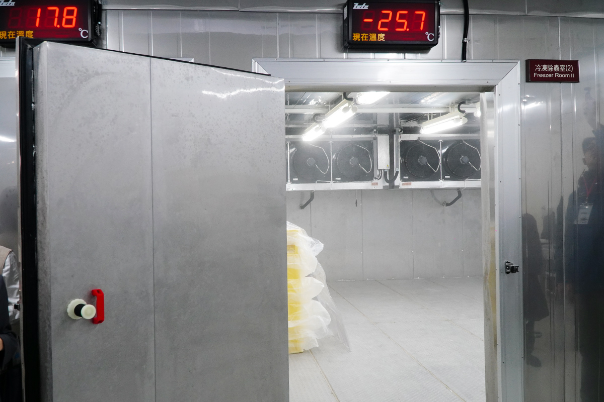 國家檔案館會將初步處裡整復過的檔案放入檢疫室，進行低溫殺菌作業，確保檔案保存時，不會再受損。