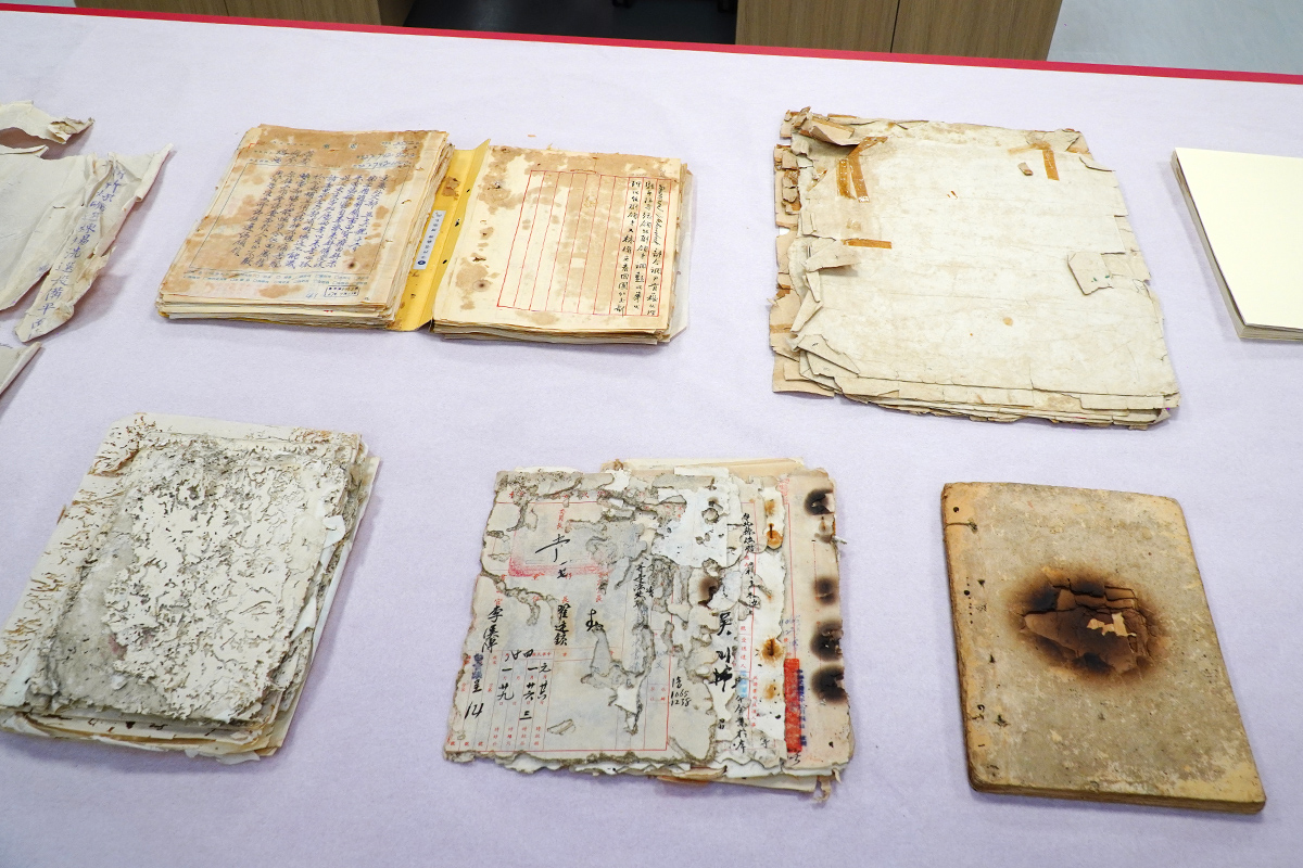 許多已經破損的文件檔案，都需要國家檔案館中的專業職人一一修復。