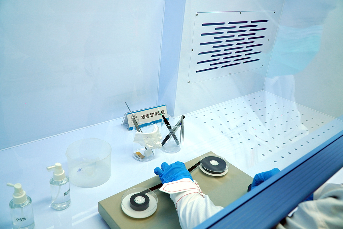 影像膠捲若有劣化也需要經過修整後再收藏入館。