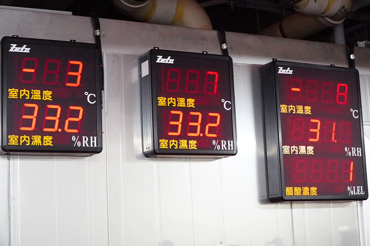 針對不同類型的檔案，國家檔案館內都設有專屬的庫房，蹦嚴格管控溫、濕度，甚是針對膠捲類檔案還需監控醋酸濃度，避免膠捲酸化受損。