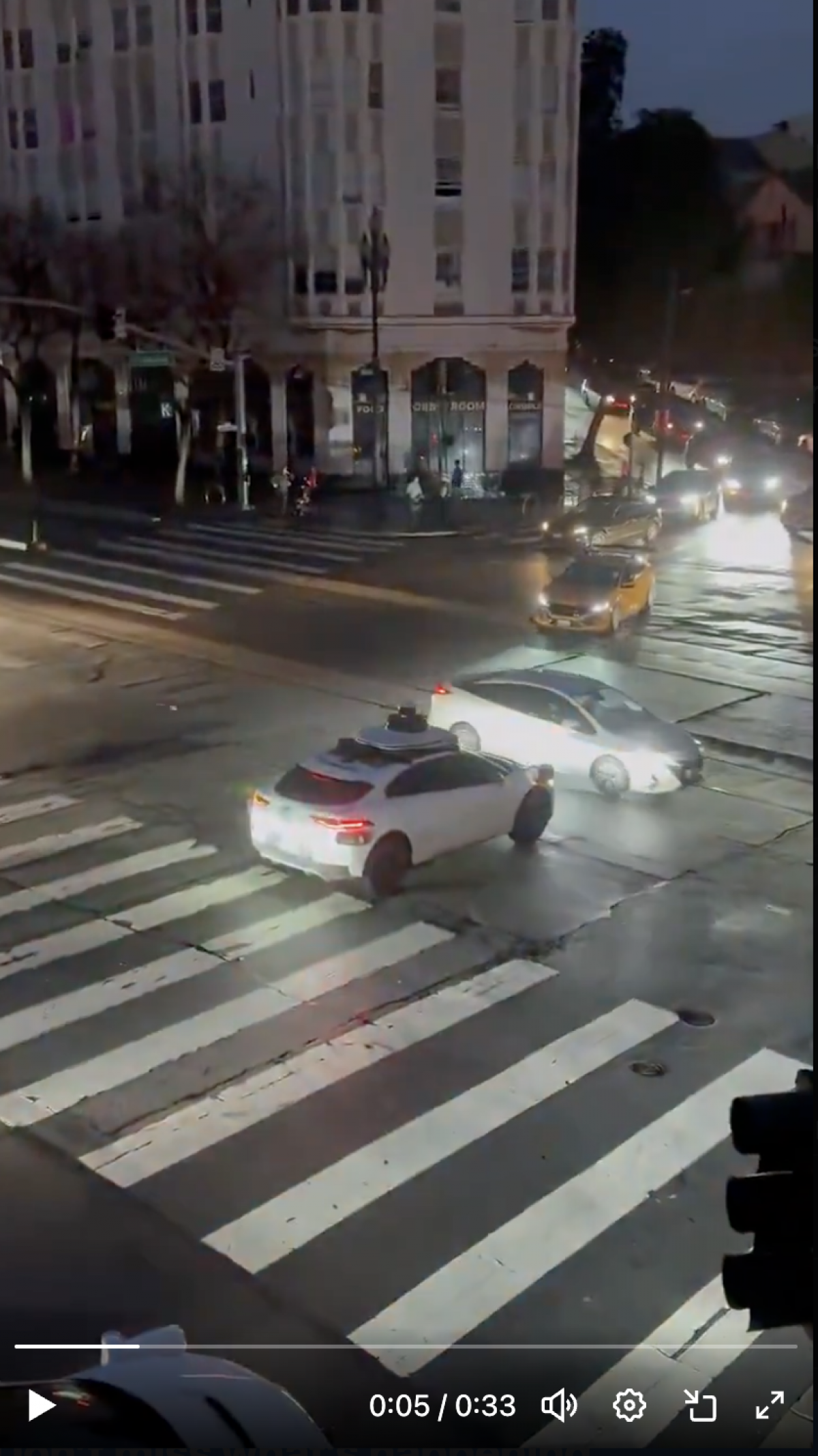 為了優先確保安全，車輛自動進入了所謂的「最小風險狀態」，也就是直接就地停車並等待人工救援。