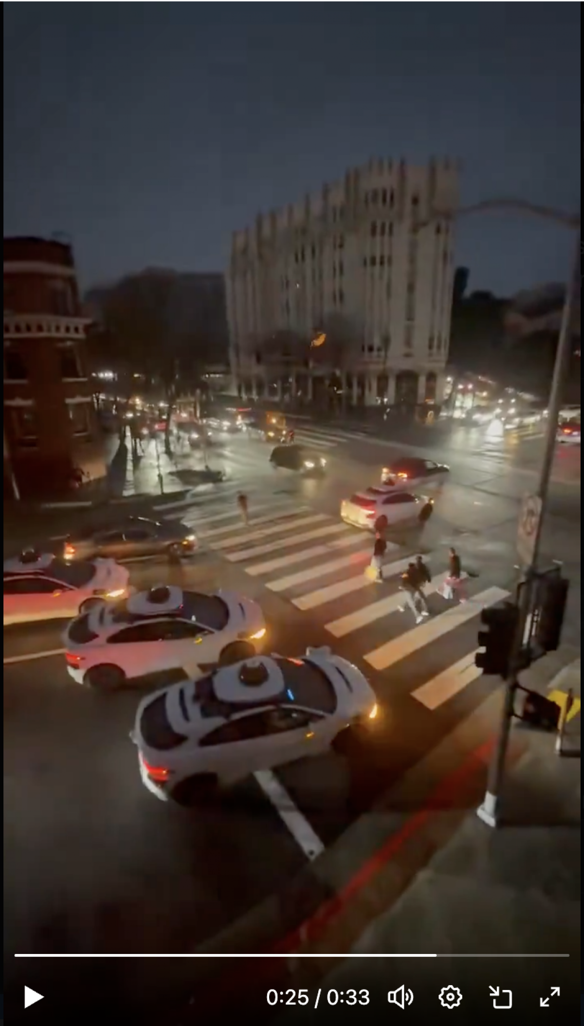 多輛Waymo直接在路口停下，導致交通直接癱瘓。