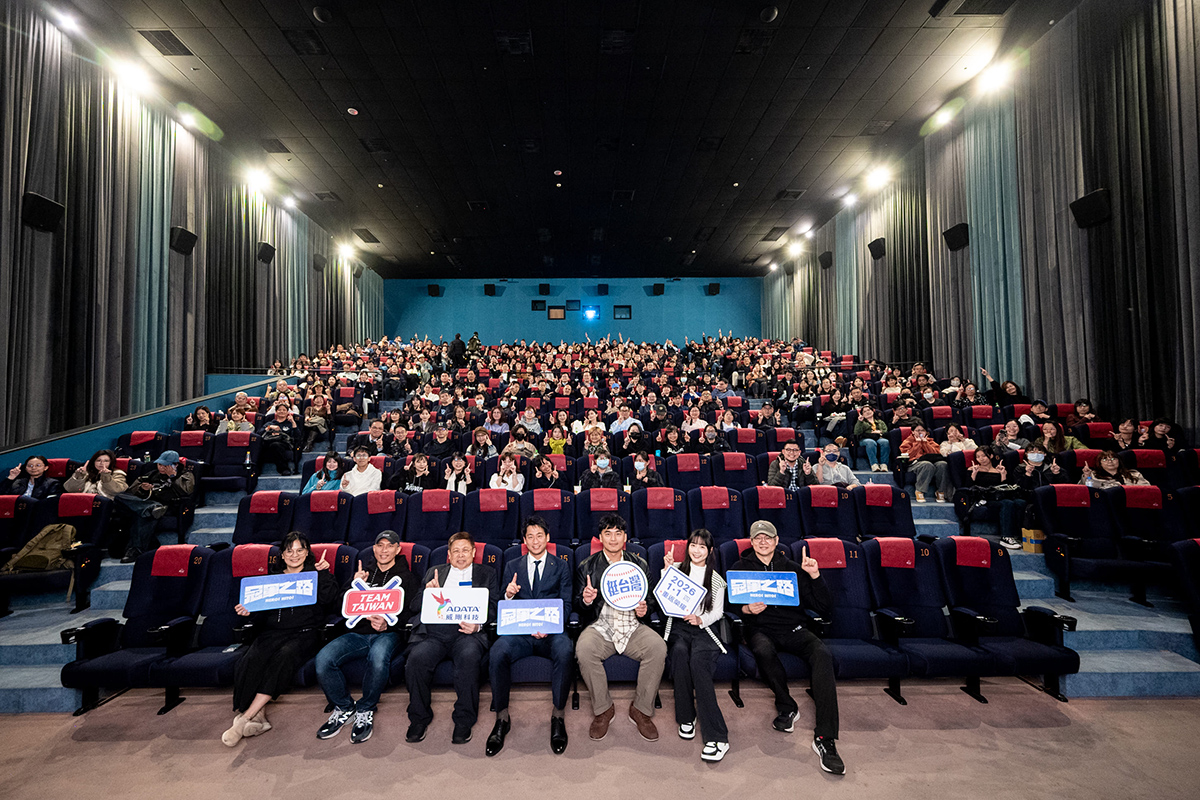【車勢星聞】紀錄片《冠軍之路》首映會於昨（22）日盛大舉行，現場眾多貴賓到場力挺。（左起 監製黃瓀潢、導演龍男・以撒克・凡亞思、威剛科技董事長陳立白、世界棒壘球總會代表Yusuke、球星朱育賢、啦啦隊員籃籃、監製張永昌）／牽猴子 提供