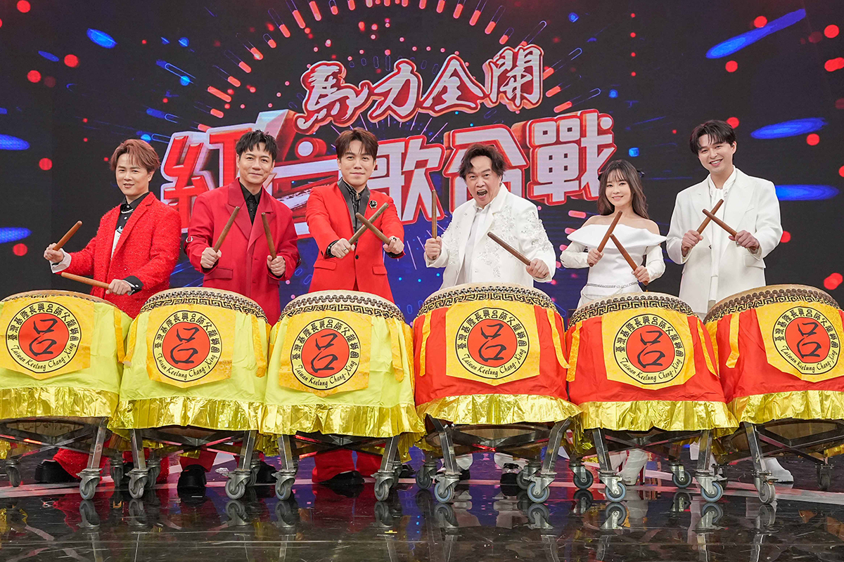 【車勢星聞】除夕特別節目《馬力全開紅白歌合戰》主持人陳孟賢(左起)陳隨意、許志豪、康康、杜忻恬、李子森。（圖：中視提供）