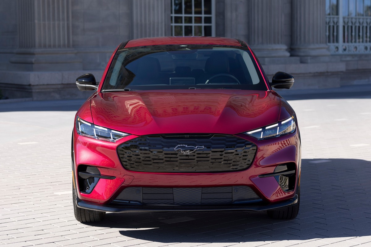 因頭燈模組故障Ford召回Mustang Mach-E，明年4月會釋出更新軟體，車主OTA線上下載修復。