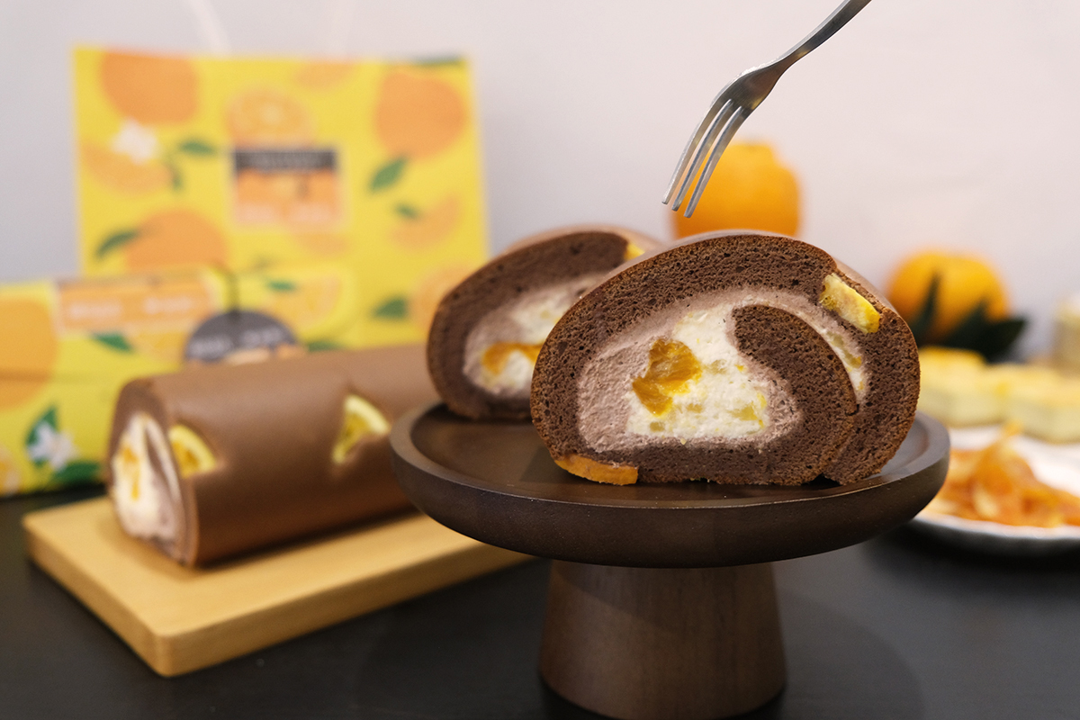 亞尼克聯手韓勾ㄟ金針菇「金家ㄟ」獻濟州橘風巧克力生乳捲。（示意圖：品牌提供）